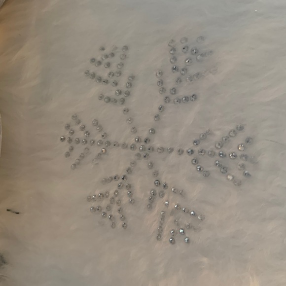 Sparkling Snowflake White FauxFur Christmas Tree Skirt made of silvertone metal